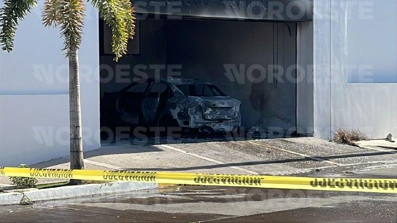 $!Atacan e incendian clínica de salud en la colonia Miguel Hidalgo, en Culiacán