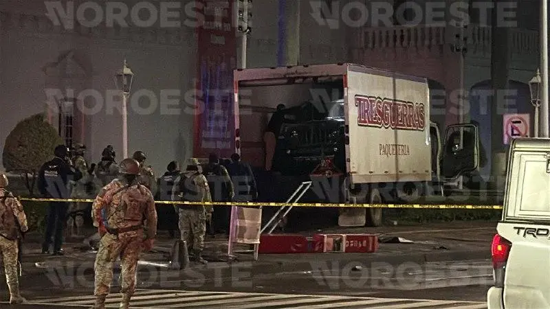 $!Hallan auto de lujo dentro de tráiler donde fue asesinado un hombre en Culiacán