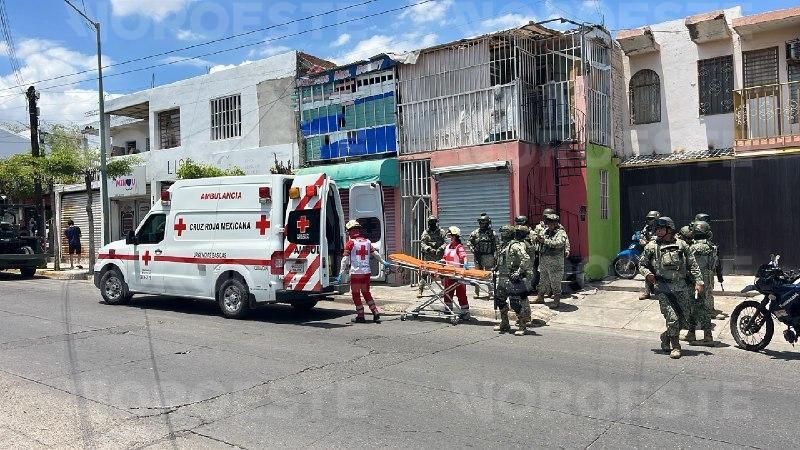 $!Atacan a balazos a hombre dentro de una vivienda en la colonia Los Pinos, en Culiacán