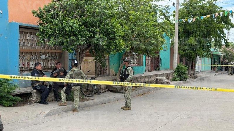 $!Ataque armado en Villa Unión deja un muerto y un herido dentro del antiguo mercadito