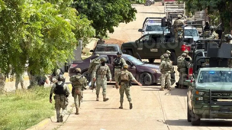 $!Ejército detiene a tres hombres armados tras persecución en Valle de Urías, Mazatlán