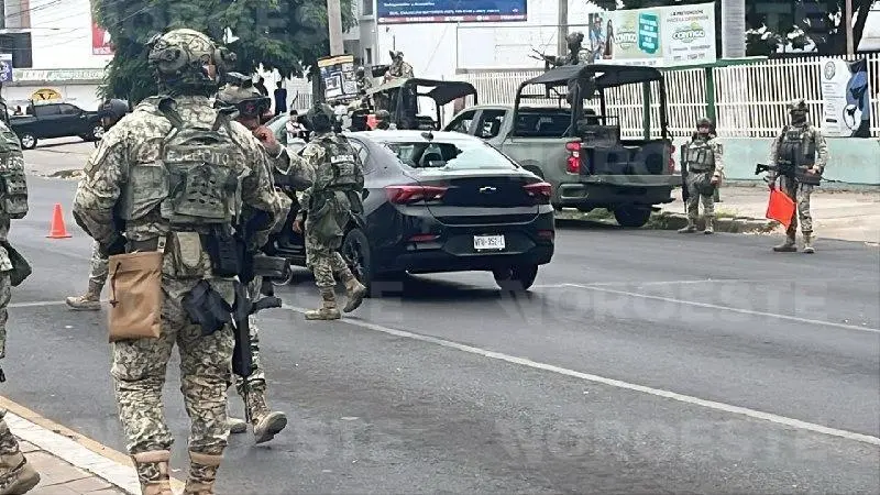 $!Atacan a balazos a conductor en la Calzada Heroico Colegio Militar, en Culiacán; resulta herido