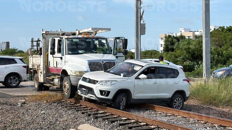 $!Choque en crucero ferroviario de Mazatlán deja a una mujer lesionada