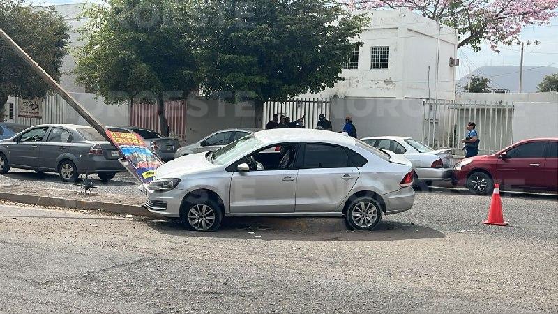 $!Aparatoso choque en Culiacán: tres vehículos siniestrados y luminaria derribada en la CNOP