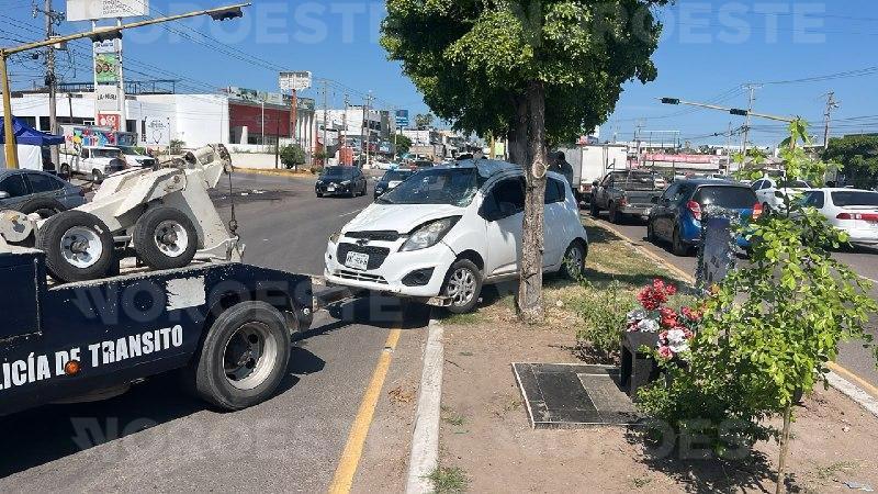 $!Vuelca automóvil frente a la Central de Abastos, en Culiacán; conductor resulta ileso