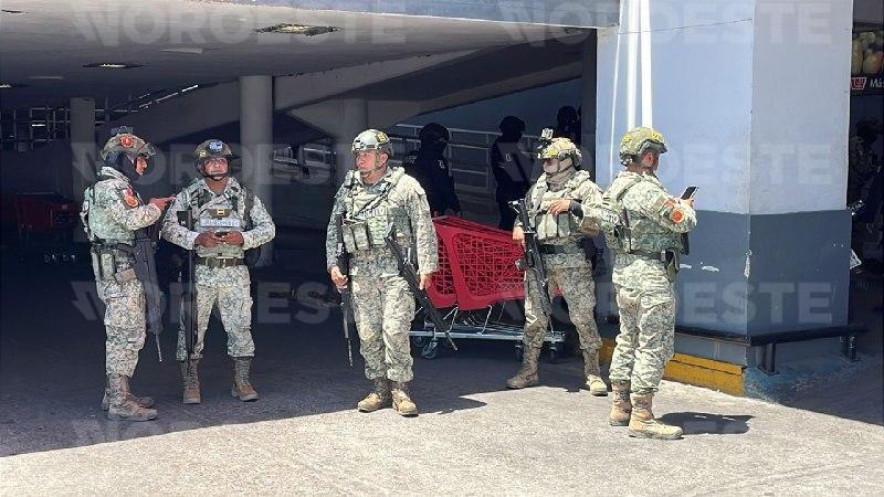 $!Atacan a balazos a joven en supermercado del sector Humaya, en Culiacán
