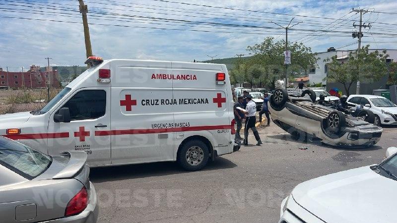$!Choque entre camioneta y sedán termina en volcadura al sur de Culiacán