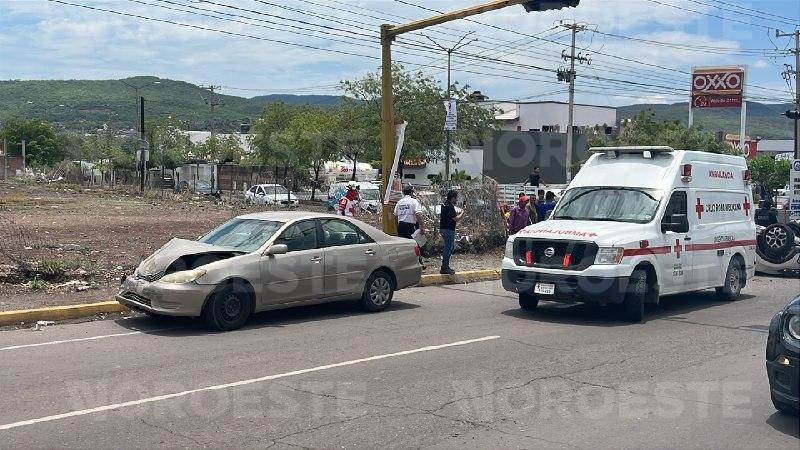 $!Choque entre camioneta y sedán termina en volcadura al sur de Culiacán