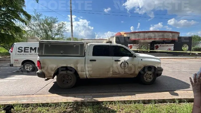 $!Asesinan a balazos a automovilista en el Malecón Viejo de Culiacán, frente a cajeros de CFE