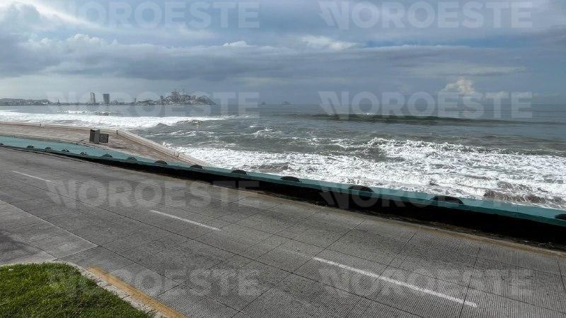 $!Colapsa nuevo tramo del malecón de Mazatlán por el fuerte oleaje