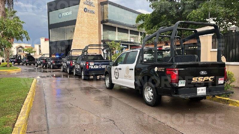 $!Muere policía estatal tras ataque armado en plaza comercial de Culiacán
