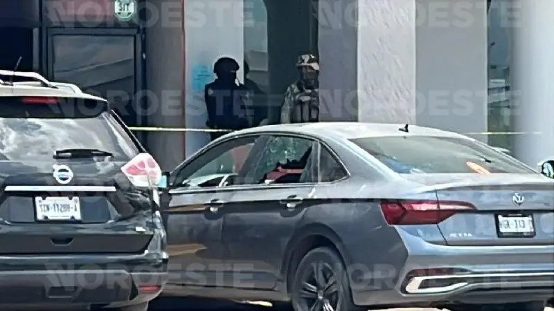 $!Intento de privación de la libertad desata balacera en plaza de Culiacán; hay 3 heridos y autos baleados