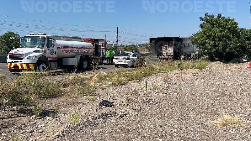 $!Se incendia tráiler cargado con leche evaporada en la carretera Culiacán-Eldorado
