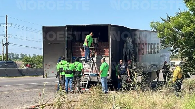 $!Se incendia tráiler cargado con leche evaporada en la carretera Culiacán-Eldorado