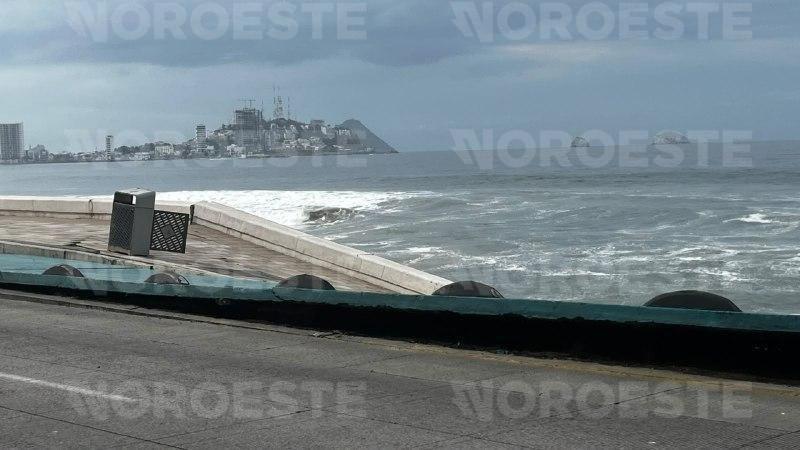 $!Colapsa nuevo tramo del malecón de Mazatlán por el fuerte oleaje
