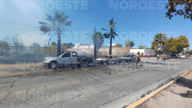 $!Incendio arrasa tres vehículos en Jardines de Fátima, Los Mochis, tras quema de maleza