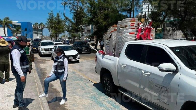 $!Realizan Semarnat y Profepa operativo de inspección de permisos en Playa Pinitos para liberar espacios públicos