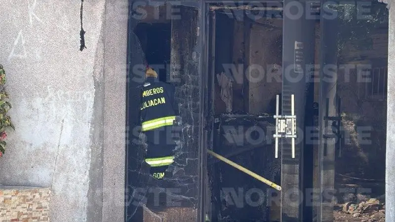 $!Encapuchados atacan e incendian una imprenta en el sector Los Pinos, en Culiacán