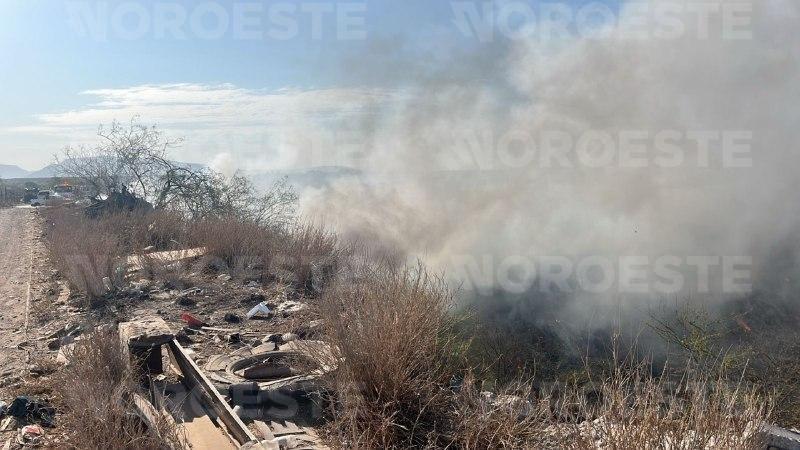 $!Incendio del relleno sanitario del Piggy Back genera extensa columna de humo, al sur de Culiacán