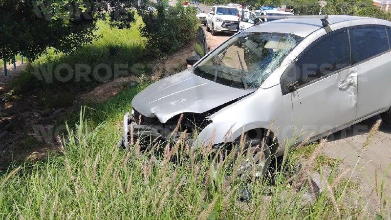 $!Auto se sale del camino tras chocar con camión en la carretera Internacional de Mazatlán