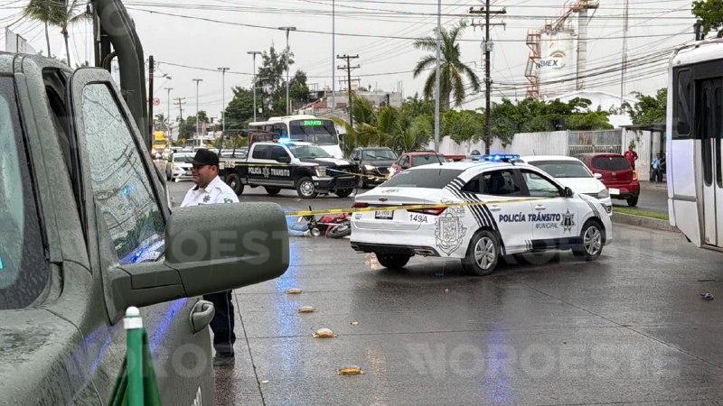 $!Muere motociclista tras caer al pavimento y ser arrollado por camión en Mazatlán
