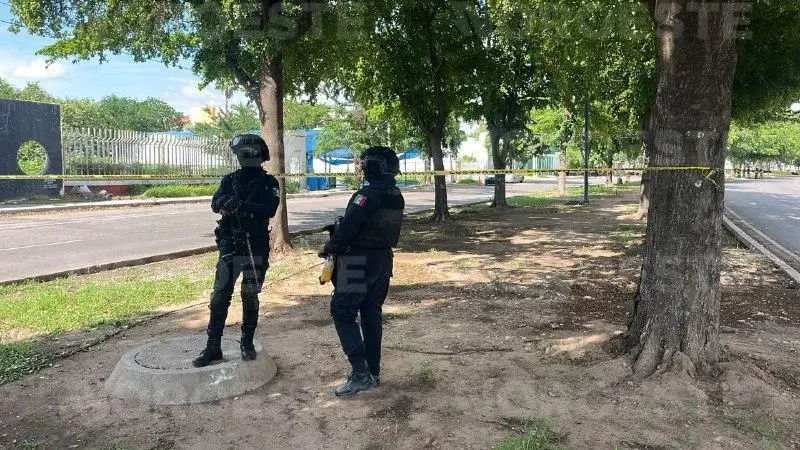 $!Asesinan a balazos a automovilista en el Malecón Viejo de Culiacán, frente a cajeros de CFE