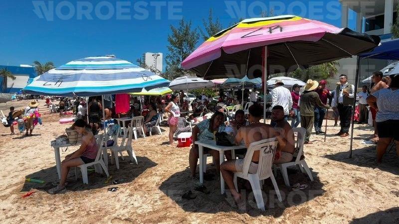 $!Realizan Semarnat y Profepa operativo de inspección de permisos en Playa Pinitos para liberar espacios públicos