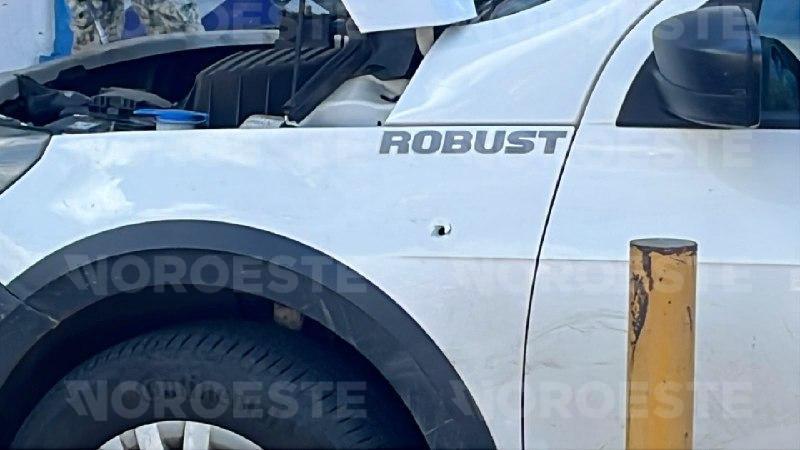 $!Disparan a hombre en persecución y dañan dos vehículos en Lomas del Boulevard, en Culiacán