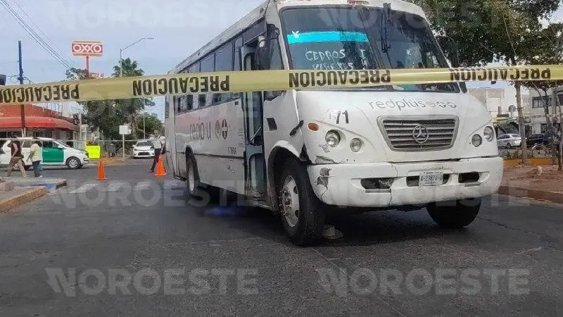 $!Intentaba cruzar el bulevar: adulto mayor muere arrollado por camión urbano en Los Mochis