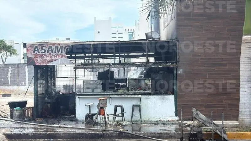 $!Incendio consume área de asado de carnicería en Pradera Dorada, al norte de Culiacán