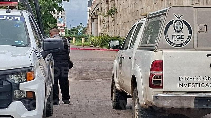 $!Hallan a mujer sin vida y con huellas de violencia bajo puente de la avenida La Marina en Mazatlán