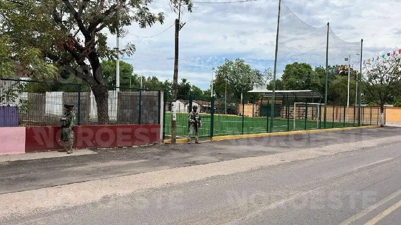$!Abandonan dos cuerpos en campo deportivo de Tepuche; les colocaron sombreros encima