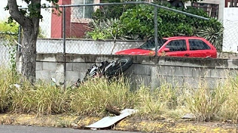 $!Motociclista muere tras chocar contra luminaria en Lomas de San Isidro, Culiacán