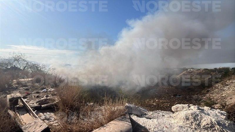 $!Incendio del relleno sanitario del Piggy Back genera extensa columna de humo, al sur de Culiacán