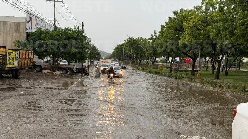 $!Azotan fuertes lluvias con tormenta eléctrica amplias zonas de Mazatlán este jueves