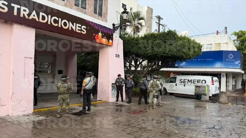 $!Dejan resto humano y mensaje afuera del Palacio Municipal de Mazatlán