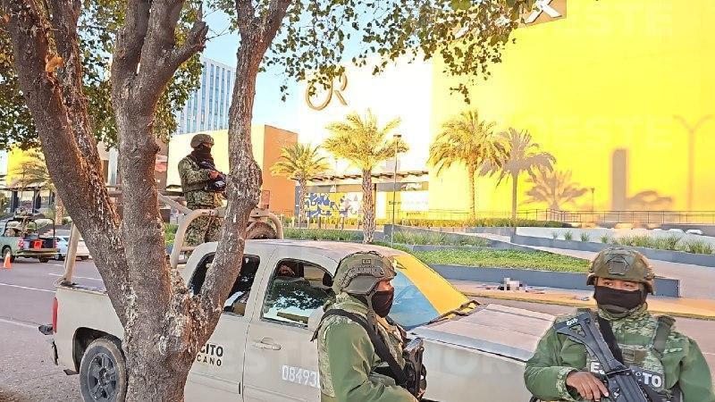 $!Hallan cuerpo con mensaje frente a plaza comercial en el Tres Ríos, Culiacán