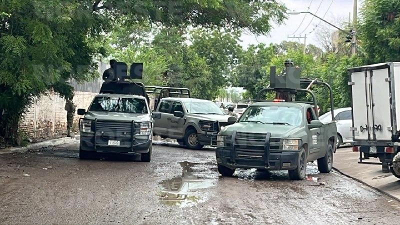 $!Hallan a hombre esposado y golpeado en colonia Pemex de Culiacán; Marina asegura vehículo en la zona