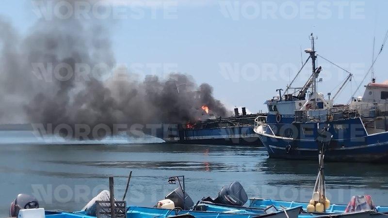 $!Un buque atracado en el astillero Aumaz se incendió y generó explosiones en Mazatlán
