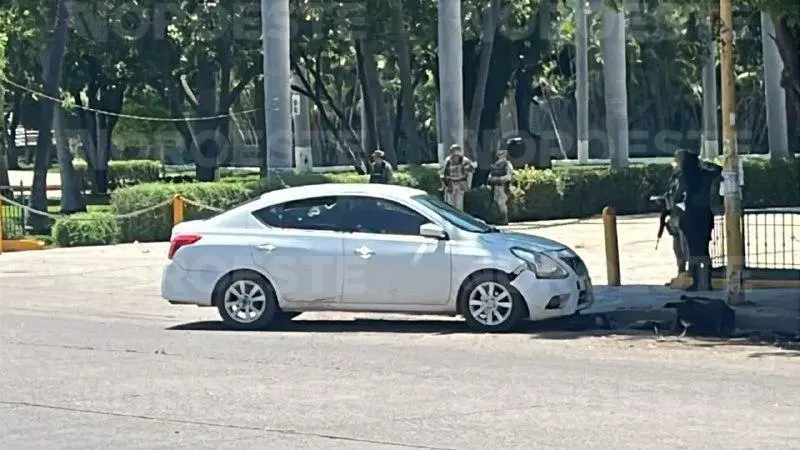 $!Deja dos muertos un ataque a balazos frente al Palacio de Gobierno en Culiacán
