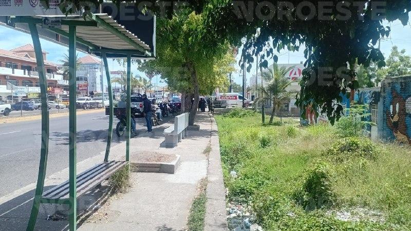 $!Reportan vehículo baleado, al parecer de la Policía de Investigación, en Mazatlán