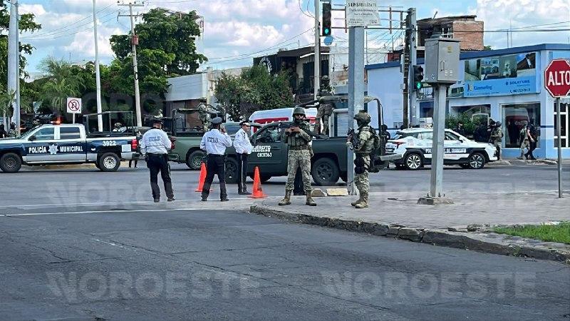 $!Despliegue militar en el centro de Culiacán tras asesinato de dos agentes de Tránsito