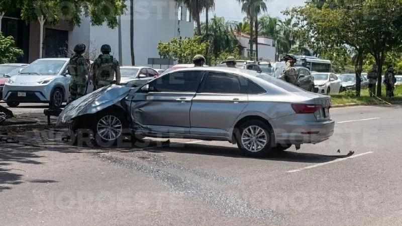 $!Persecución termina en choque en Culiacán; Ejército detiene a un hombre y asegura ponchallantas