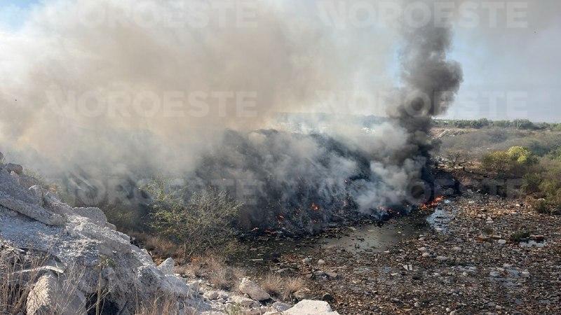 $!Incendio del relleno sanitario del Piggy Back genera extensa columna de humo, al sur de Culiacán