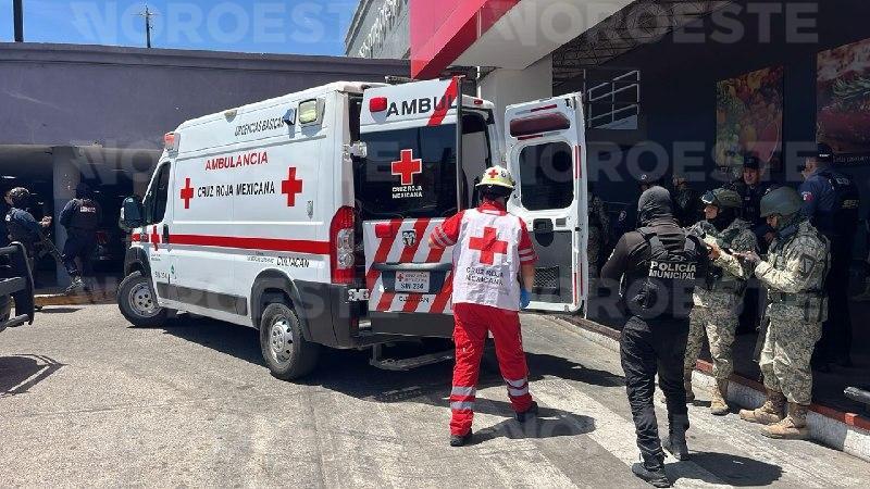 $!Atacan a balazos a joven en supermercado del sector Humaya, en Culiacán