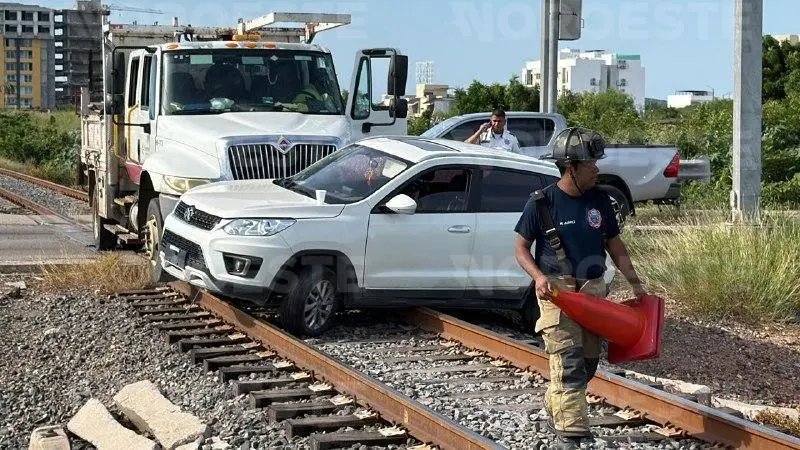 $!Choque en crucero ferroviario de Mazatlán deja a una mujer lesionada