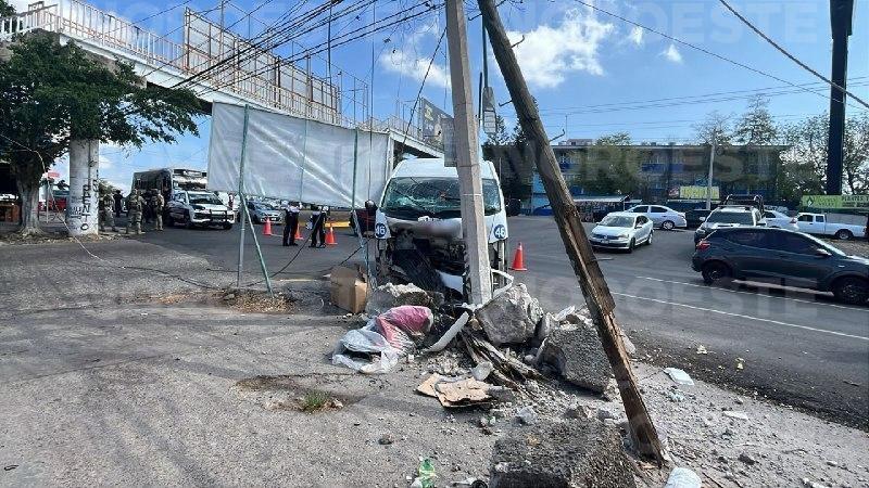 $!Aparatoso accidente en Culiacán: camión de personal derriba postes de la CFE en la Díaz Ordaz