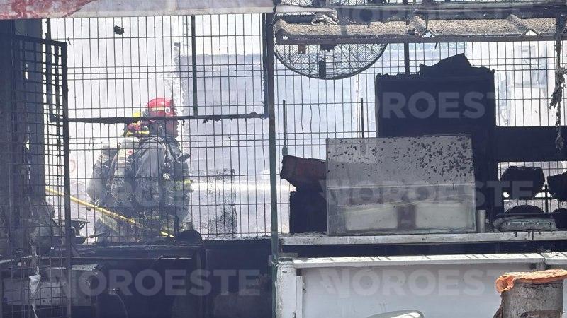 $!Incendio consume área de asado de carnicería en Pradera Dorada, al norte de Culiacán