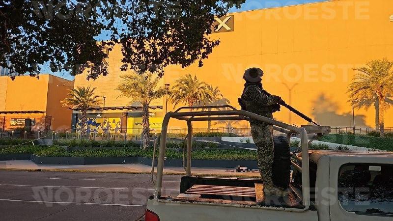 $!Hallan cuerpo con mensaje frente a plaza comercial en el Tres Ríos, Culiacán