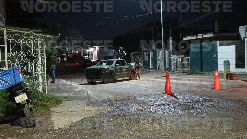 $!Aseguran dos vehículos de lujo y un fusil tras persecución militar en Culiacán